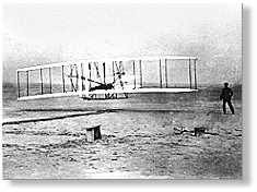 ライト兄弟　はじめて空を飛ぶ（1902年）／共同通信社・提供