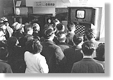 テレビ放送開始を驚きのまなざしで見つめる人々（1953年）／共同通信社・提供
