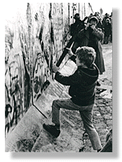 ベルリンの壁崩壊、東西冷戦の終焉／(1989年)共同通信社・提供
